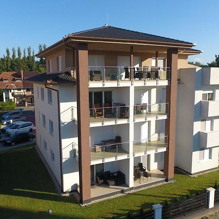 Laguna Beach Apartmanok Шіофок Екстер'єр фото