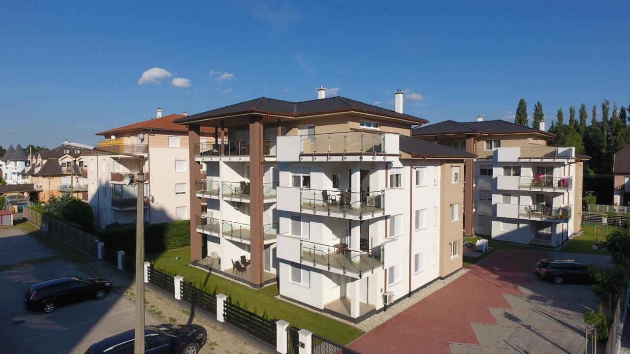 Laguna Beach Apartmanok Шіофок Екстер'єр фото